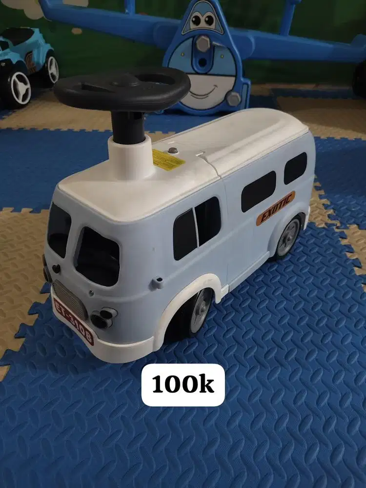 Mainan anak bus kecil