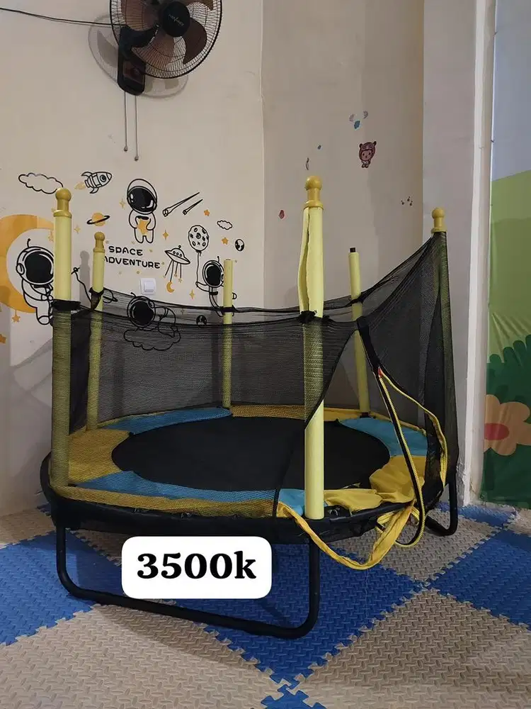 Trampolin anak lompat-lompat