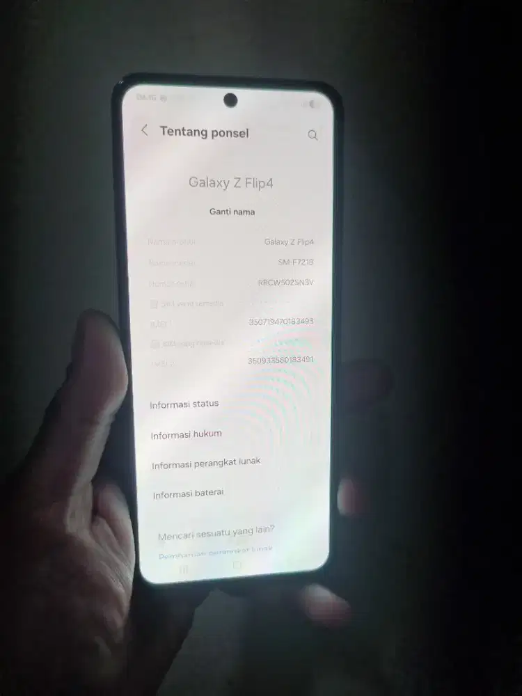 Samsung Z Flip 4 5G  8+8/128 MULUS
ORI Pabrik.
Layar BERSIH.
 Minus