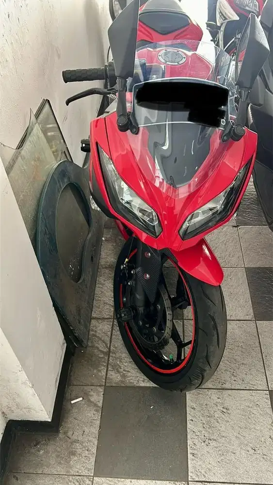 .Dijual cepat Kawasakin Ninja 250 fi warna merah
