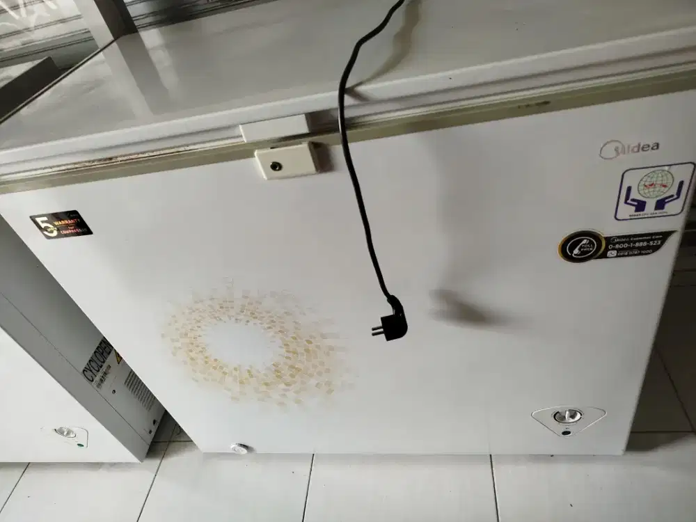 DIJUAL CEPAT FREEZER (LEMARI PEMBEKU) MIDEA HS258CK