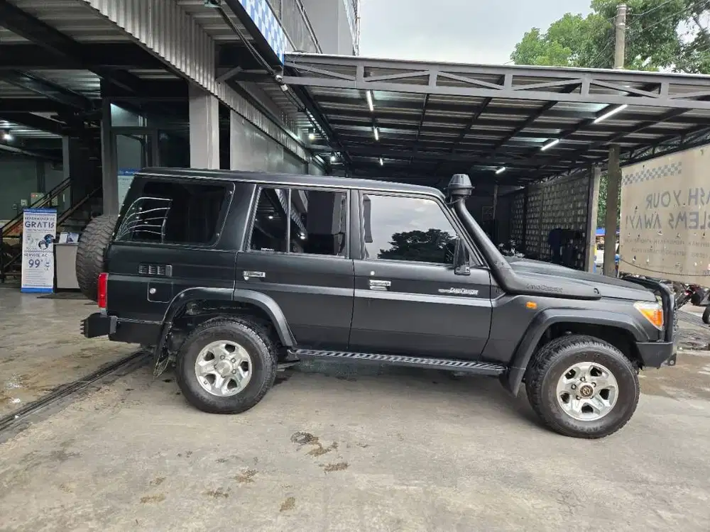 JUAL TOYOTA LAND CRUISER FJ70 BUNDERA 2014