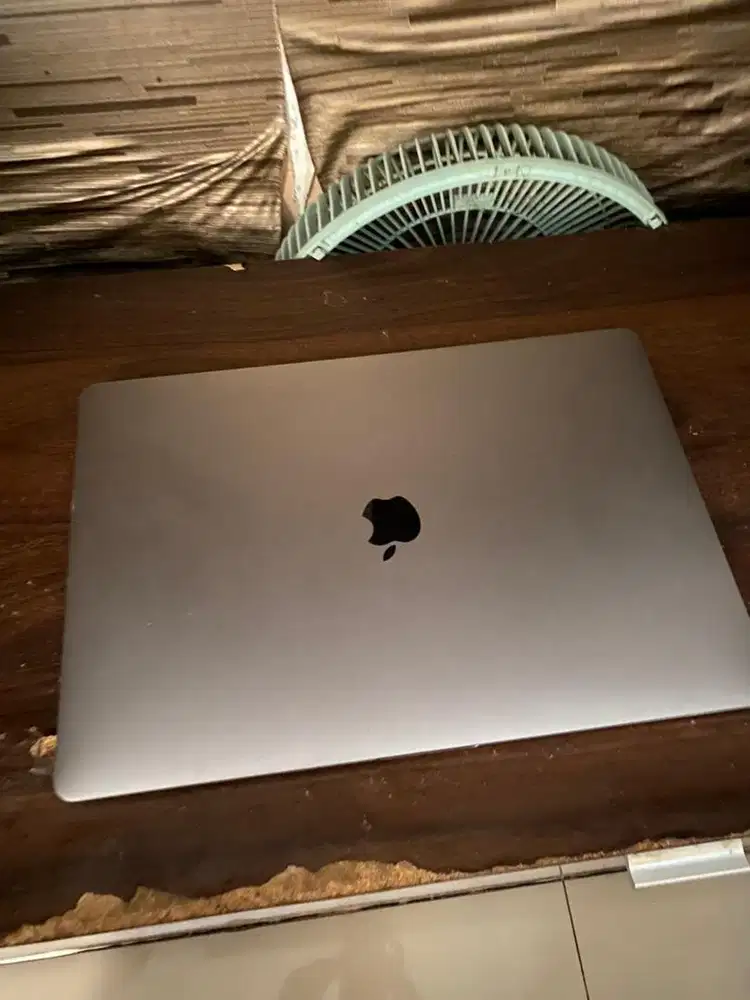 macbook pro 15 2018 A1990