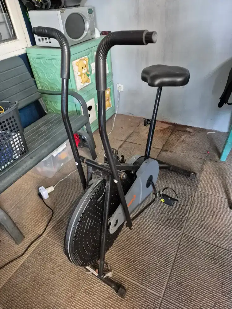 Sepeda Statis Berwyn GHN 8.2C Hitam Fitness Ace Hardware AZKO