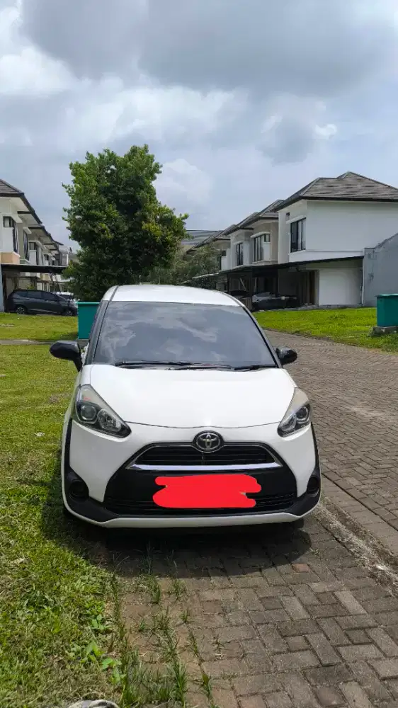 Pajak Panjang - Sienta V AT 2017 putih kondisi mulus