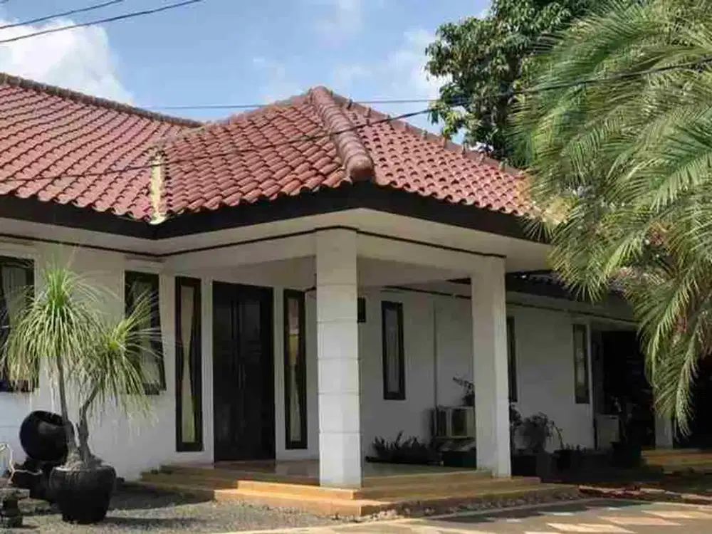 RUMAH RAWA BELONG, KEBON JERUK, JAKARTA DENGAN HALAMAN YANG LUAS DAN ASRI