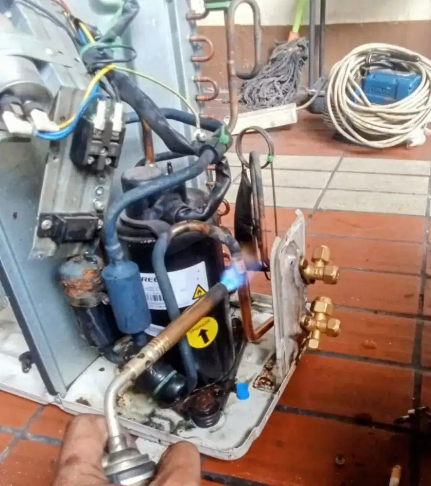 SERVICE AC PERBAIKAN DAN MAINTENANCE