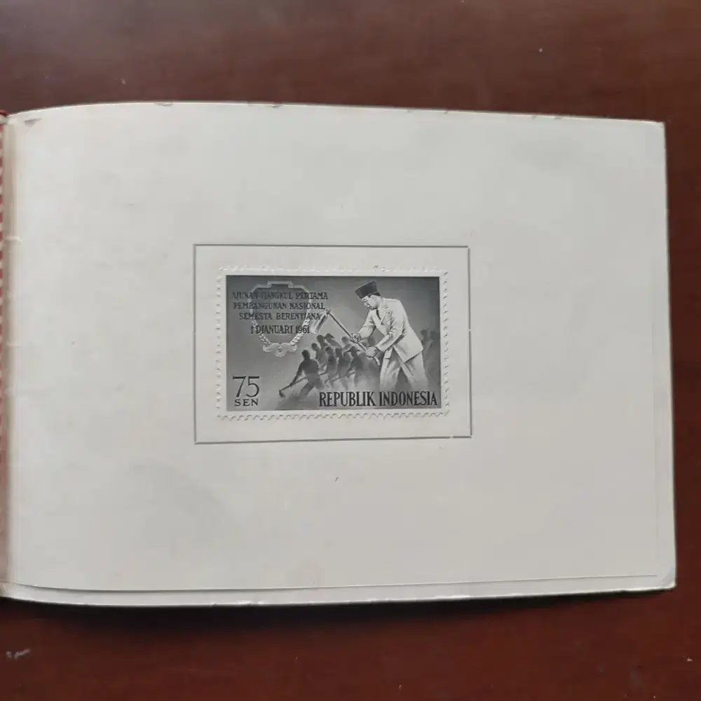 PERANGKO PERINGATAN edisi ajunan tjangkul pertama pembangunan nasional