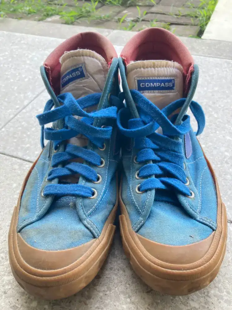 Sepatu Compass Biru