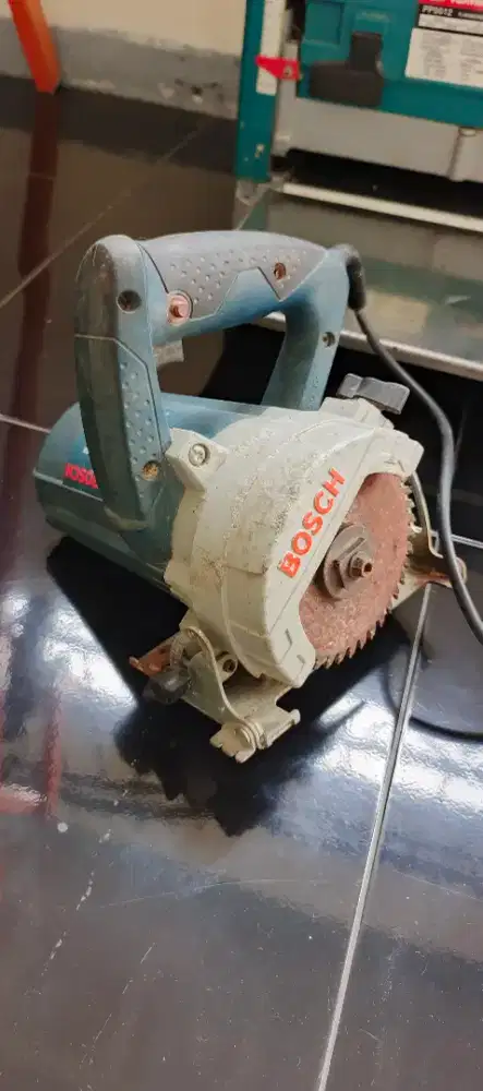Mesin Potong Keramik Bosch