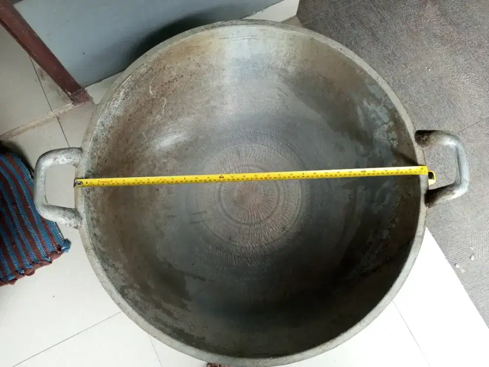Wajan besar jumbo tebal.