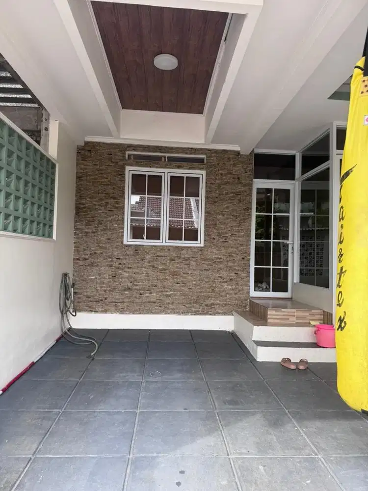 Rumah Cantik - Semi Furnished  Dijual