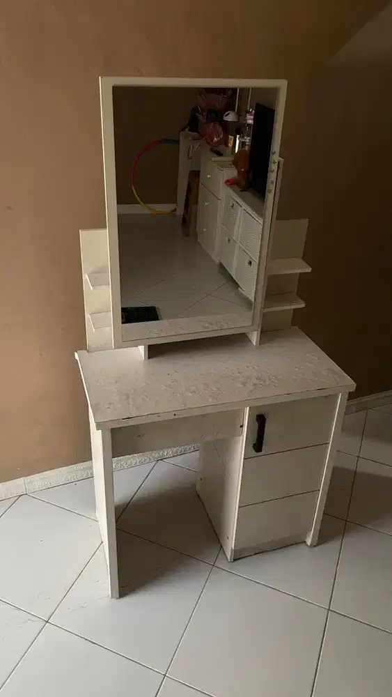Meja Rias Laci Warna Putih