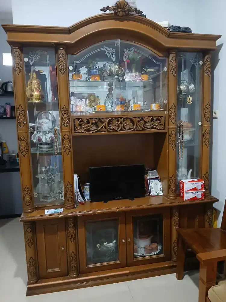 Dijual murah lemari pajangan