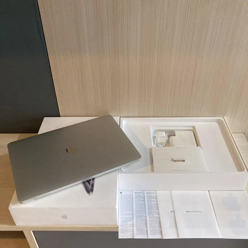 Macbook Pro 13 2018 ibox Fullset Like New
