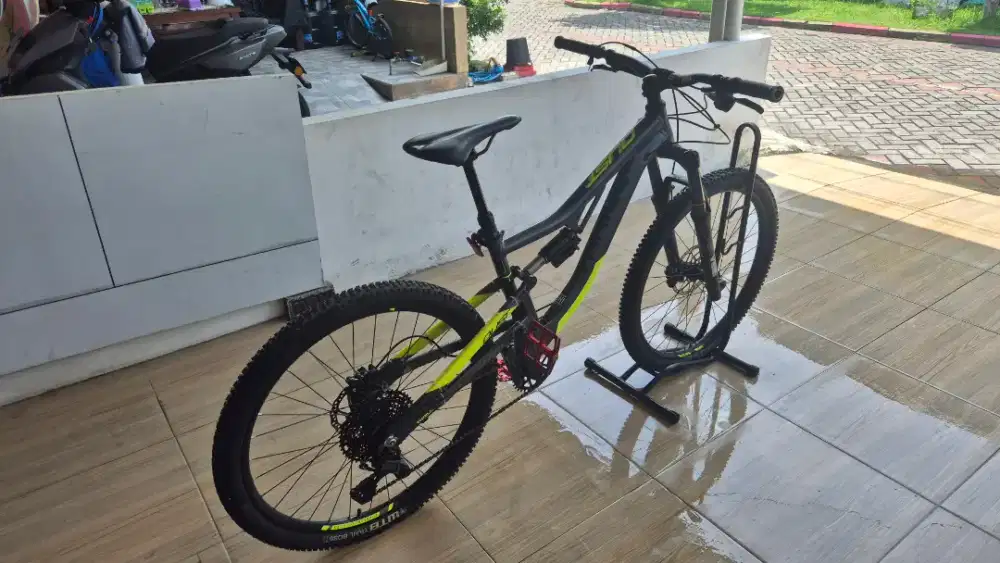 Jual santai. Sepeda thrill oust 140