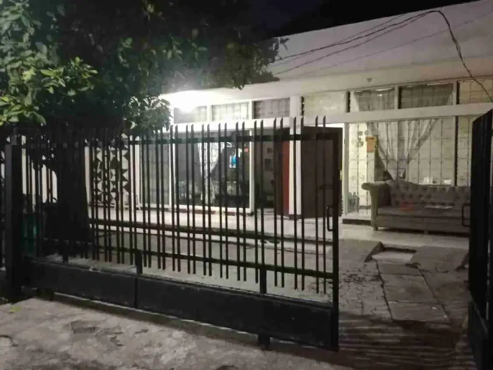 SEWA /JUAL RUMAH PUSAT KOTA CUMA 75 JUTA/TAHUN Jl.TAMAN ARJUNA