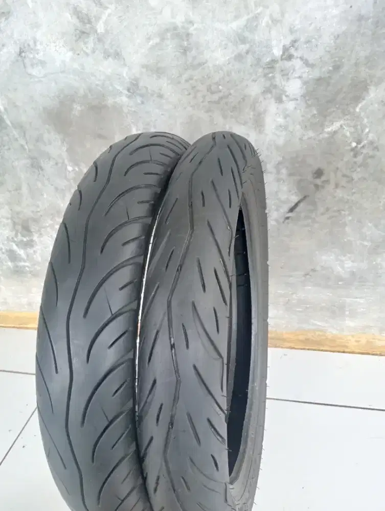 Sepasang ban metic ukuran 80/90 90/90 tubles IRC&presa