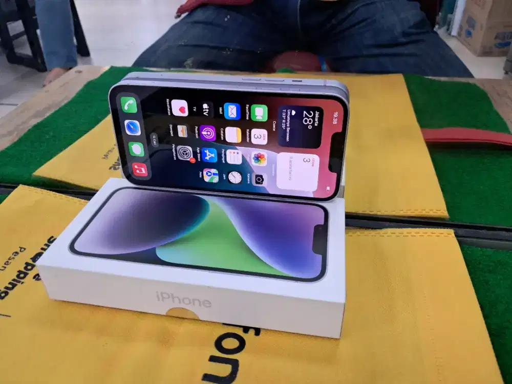 Iphone 14 128 gb resmi mulus lengkap no minus