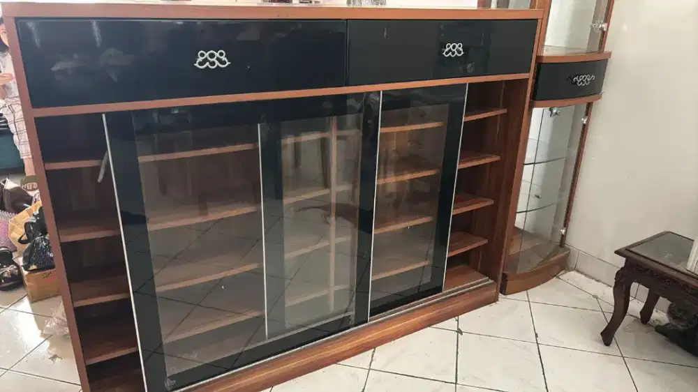 Satu set lemari meja makan, pohon hiasan dan setrikaan