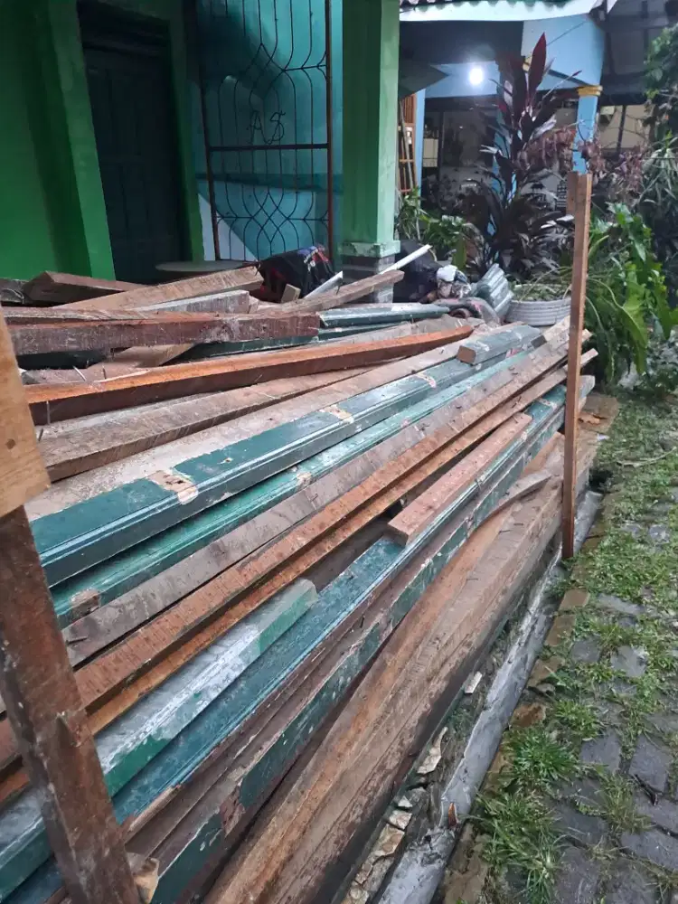 Kayu bekas borongan (Balok dan Kaso)