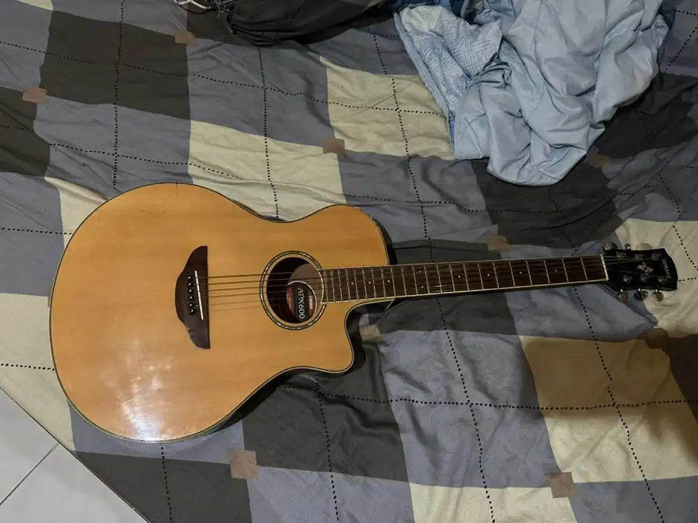 Dijual gitar yamaha apx 600 (karena mau ganti apx 600M