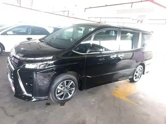 Toyota Voxy  2.0 Bensin-AT 2021 Hitam