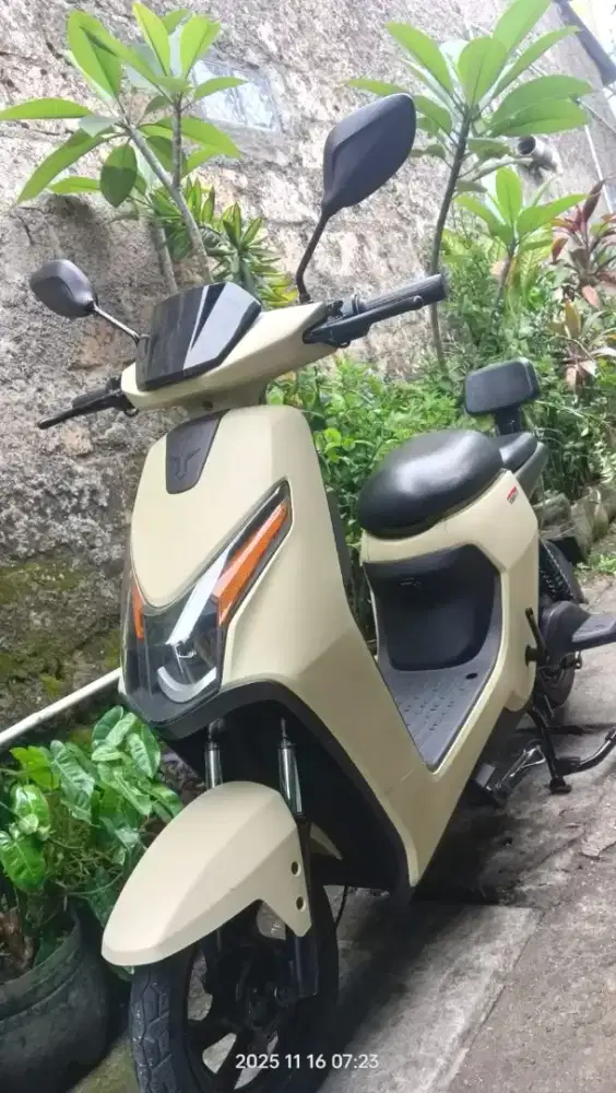 Sepeda listrik uwinfly D65 warna krem