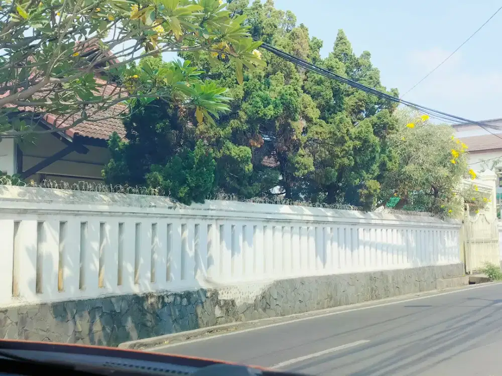 Dijual Rumah Dengan Halaman Yang Luas Di Jakarta Selatan