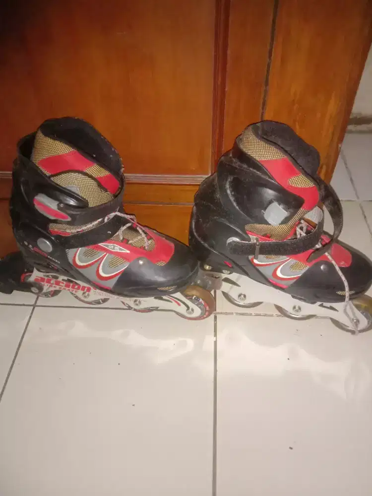 Sepatu roda warna merah
