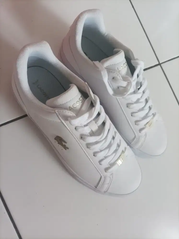 Lacoste putih ukuran 42