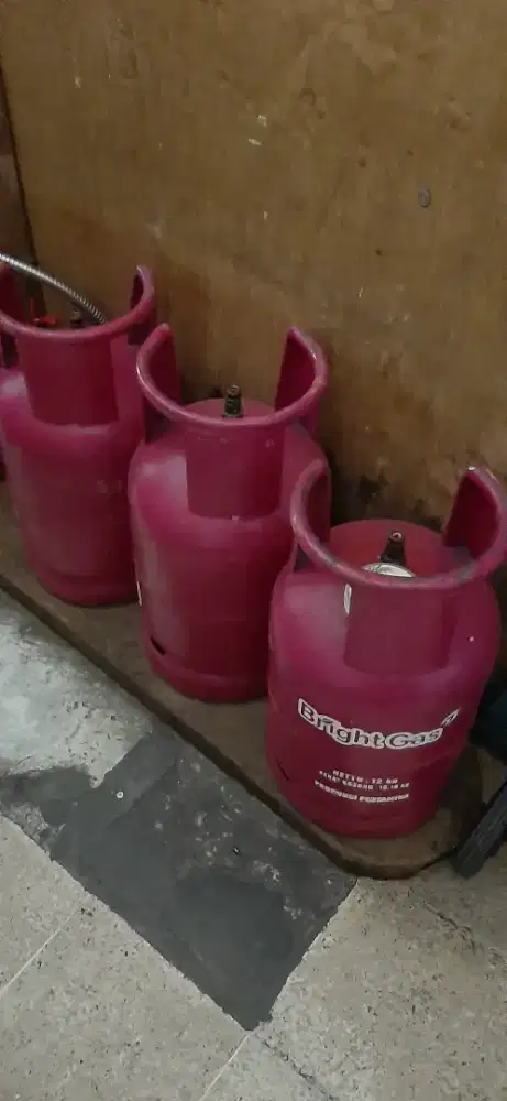 Tabung gas kondisi bagus (ada yg kosong dan ada yg isi)