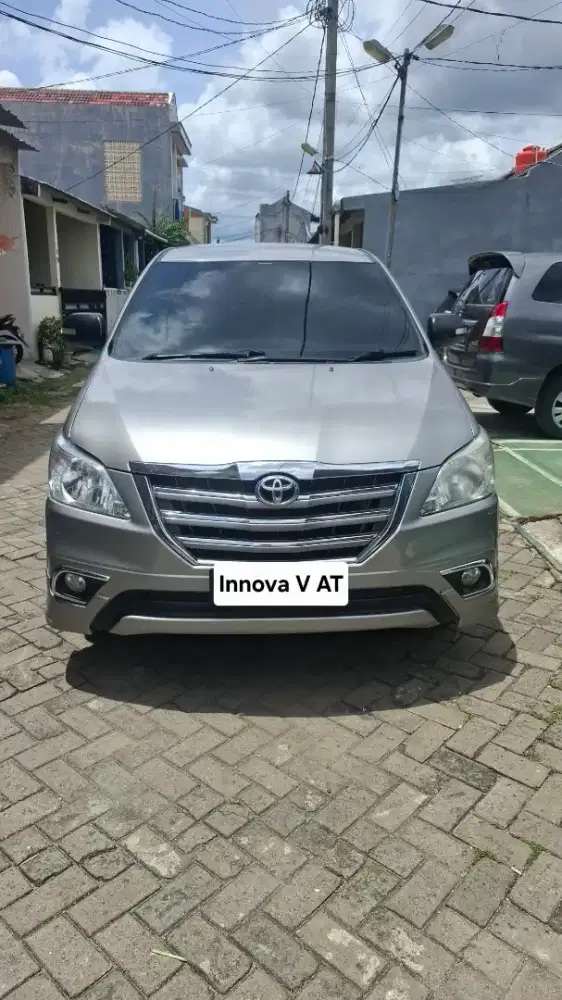 Innova 2.0 V AT BENSIN 2015