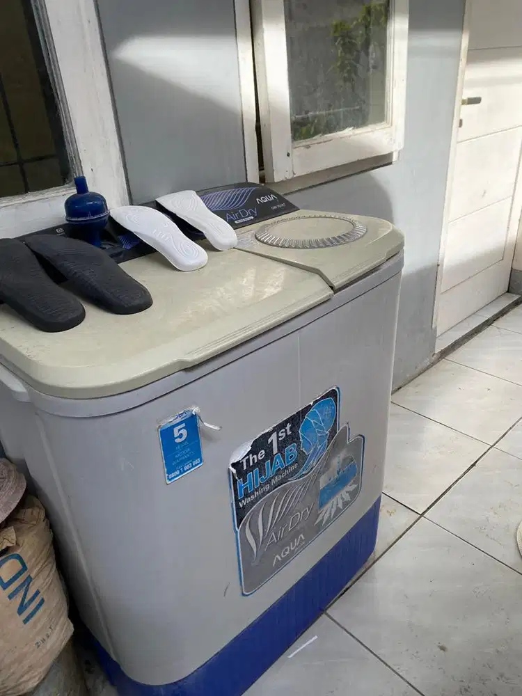 Mesin cuci merk aqua