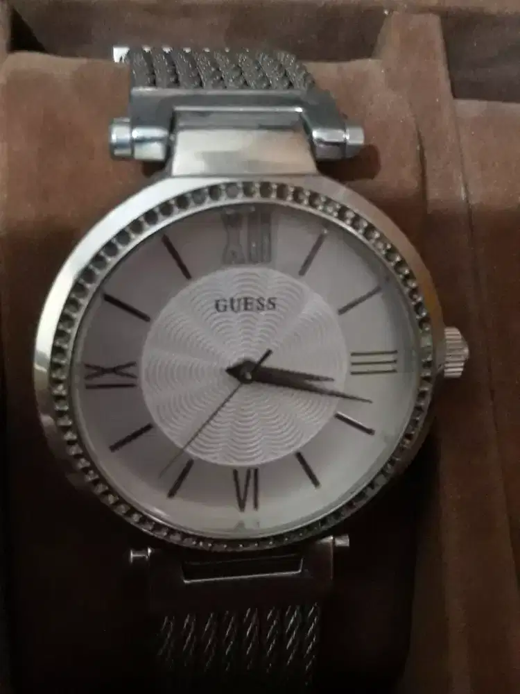 Jam tangan wanita merek Guess Soho