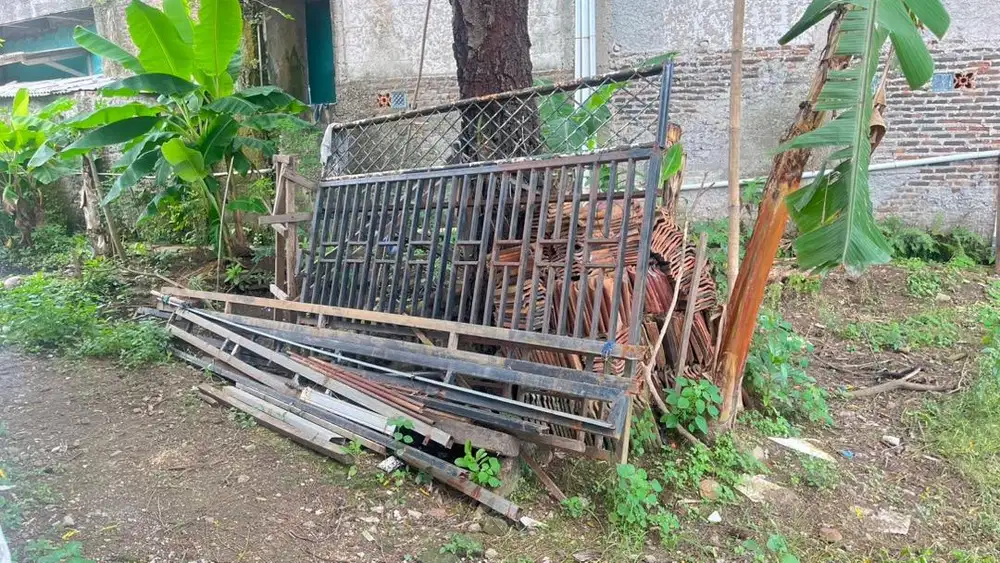 Besi bekas dan genteng