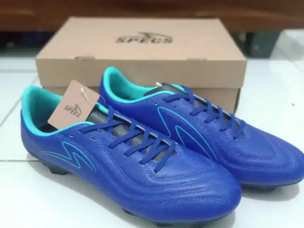Sepatu bola specs warna biru