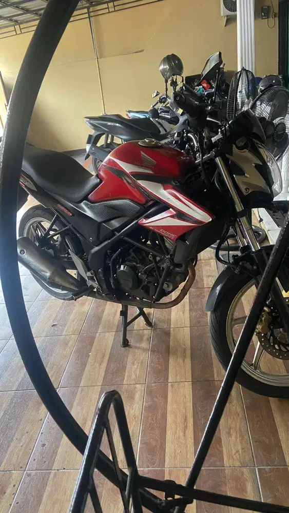 Honda CB150R old 2015