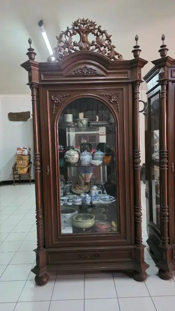 Lemari jati antik kuno