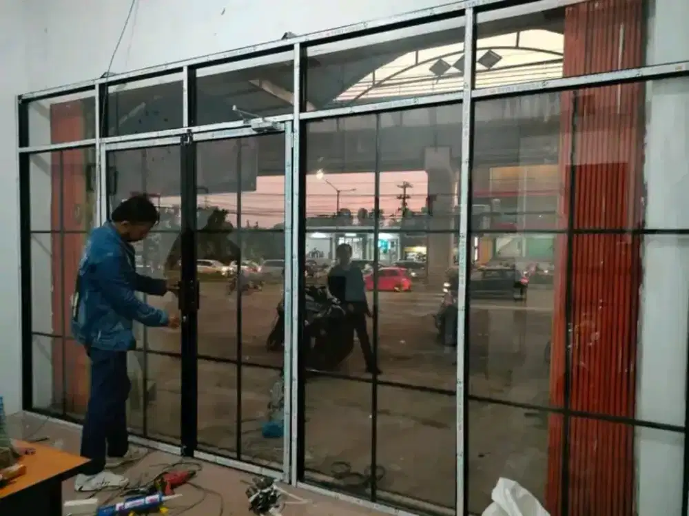 Partisi kaca almuniumm