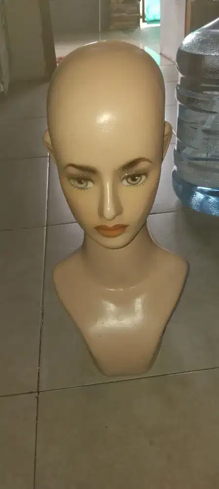 Patung kepala untuk promosi