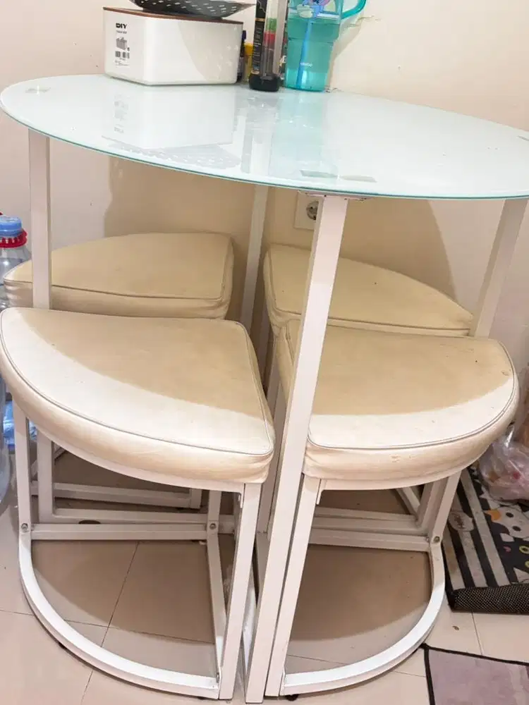 Meja makan bulat minimalis