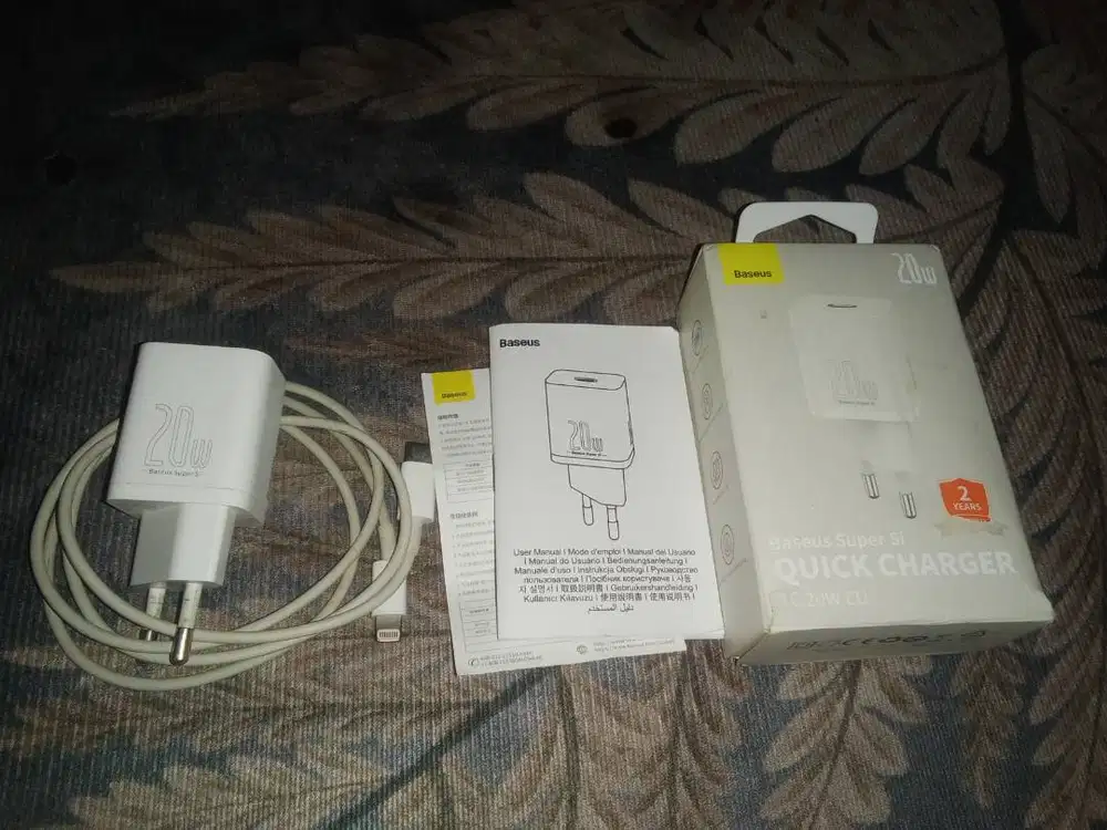 Adaptor charger dan kabel iphone