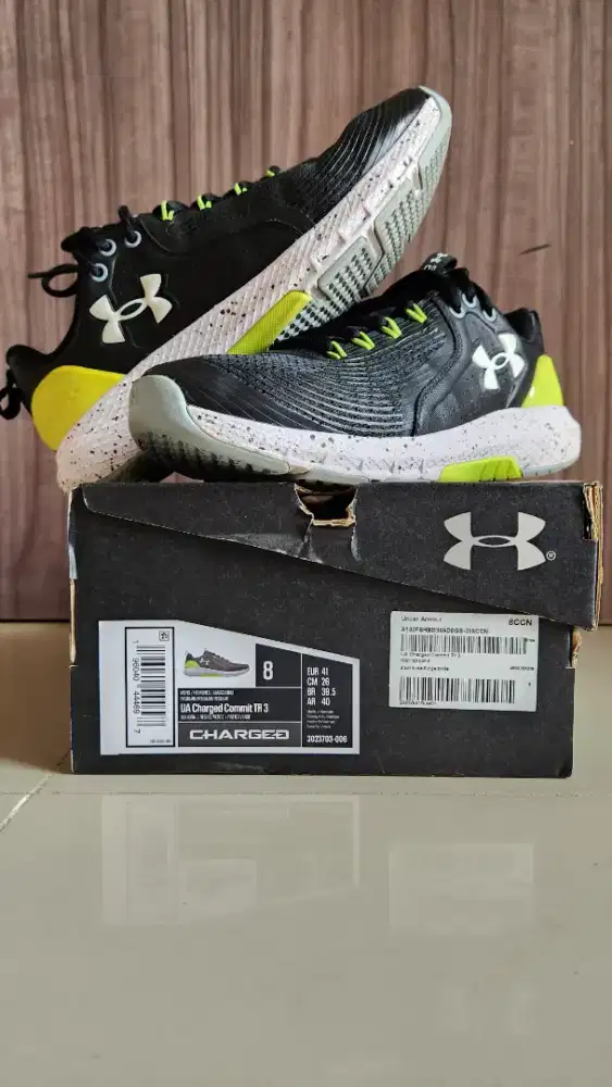 Sepatu Under Armour
Charged Commit TR3 3
