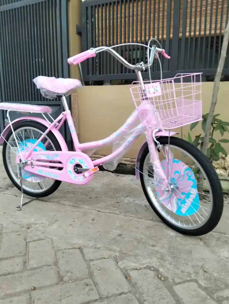 SEPEDA PEREMPUAN UKURAN 20
ANAK
PEREMPUAN
SEPEDA WANITA
SEPEDA 20