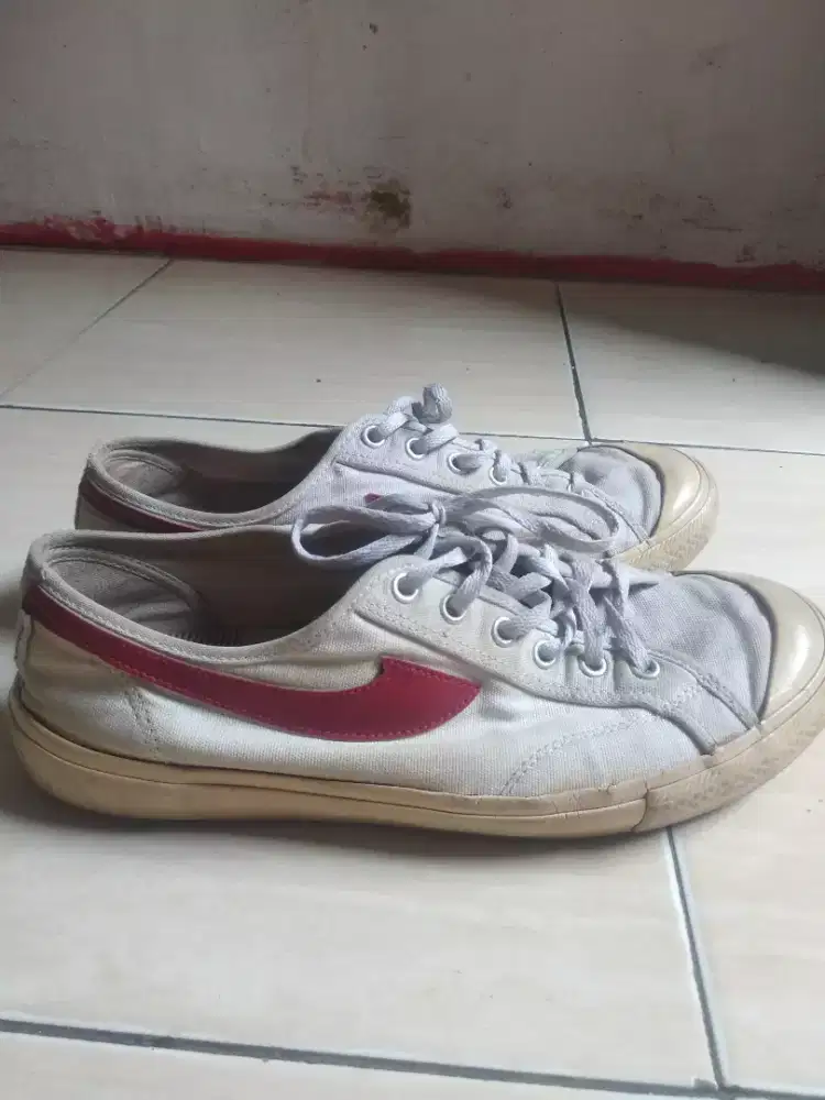 Sepatu sneaker compass