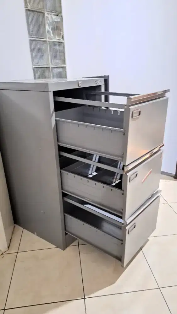 Lemari Arsip besi 3 susun