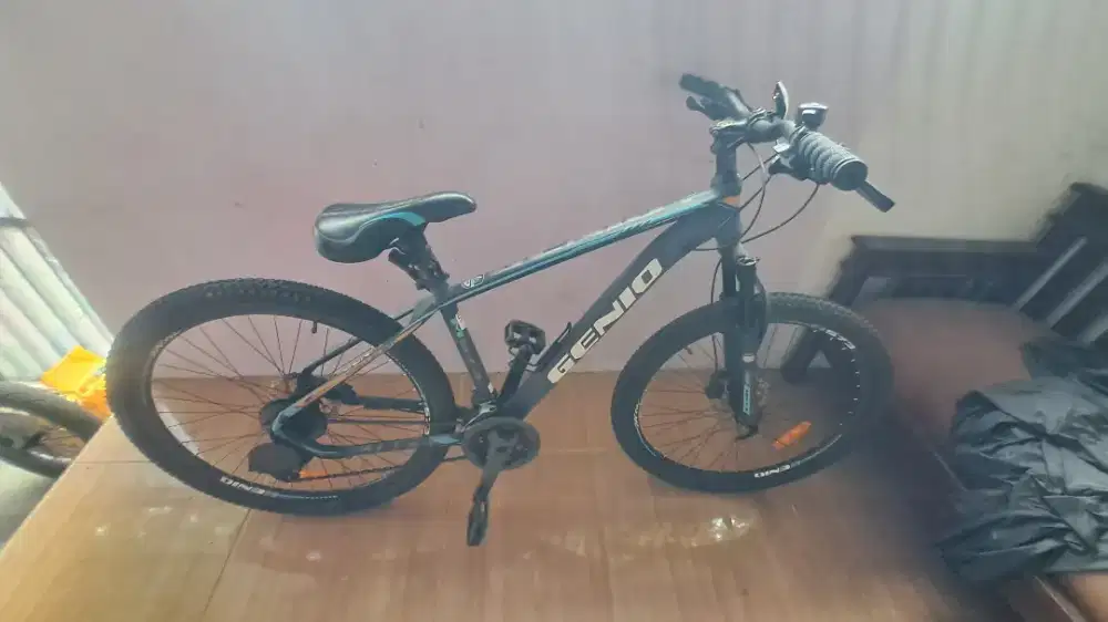 Sepeda Gunung MTB 27,5 Genio M573 , warna biru gold