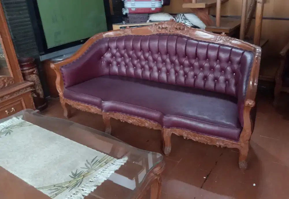 Satu set meja tamu dan lemari pajangan jati