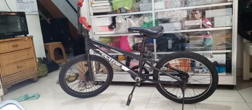 dijual sepeda merk senator  bekas warna hitam  harga 500 nego